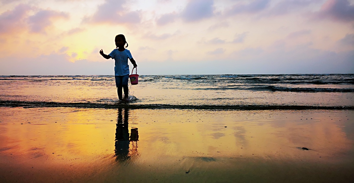 海边看夕阳偶遇一小女孩手机随拍