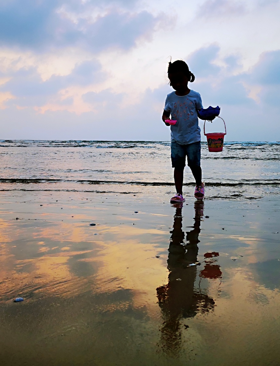 海边看夕阳偶遇一小女孩手机随拍