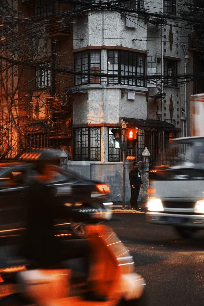 秋日上海的街头一角繁忙的路口