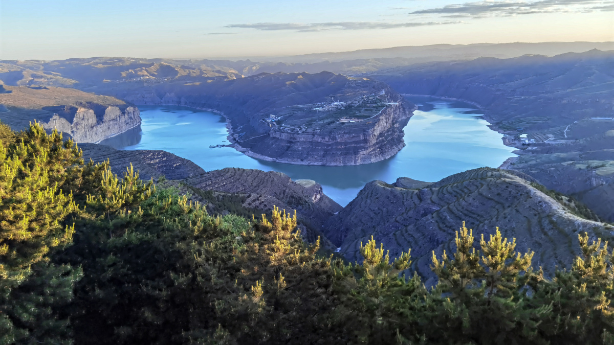 老牛湾南依山西的偏关县,北岸是内蒙古的清水河县,西邻