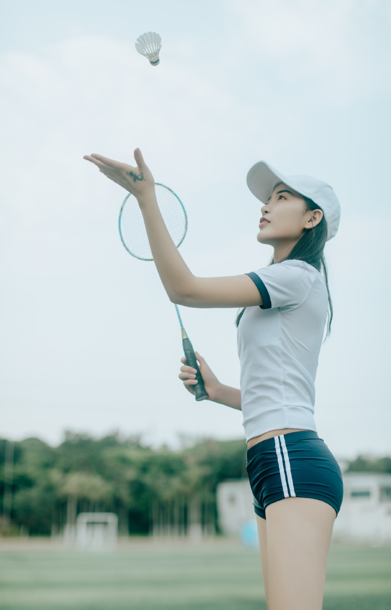 羽毛球运动女孩