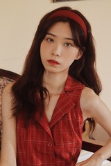 890587
