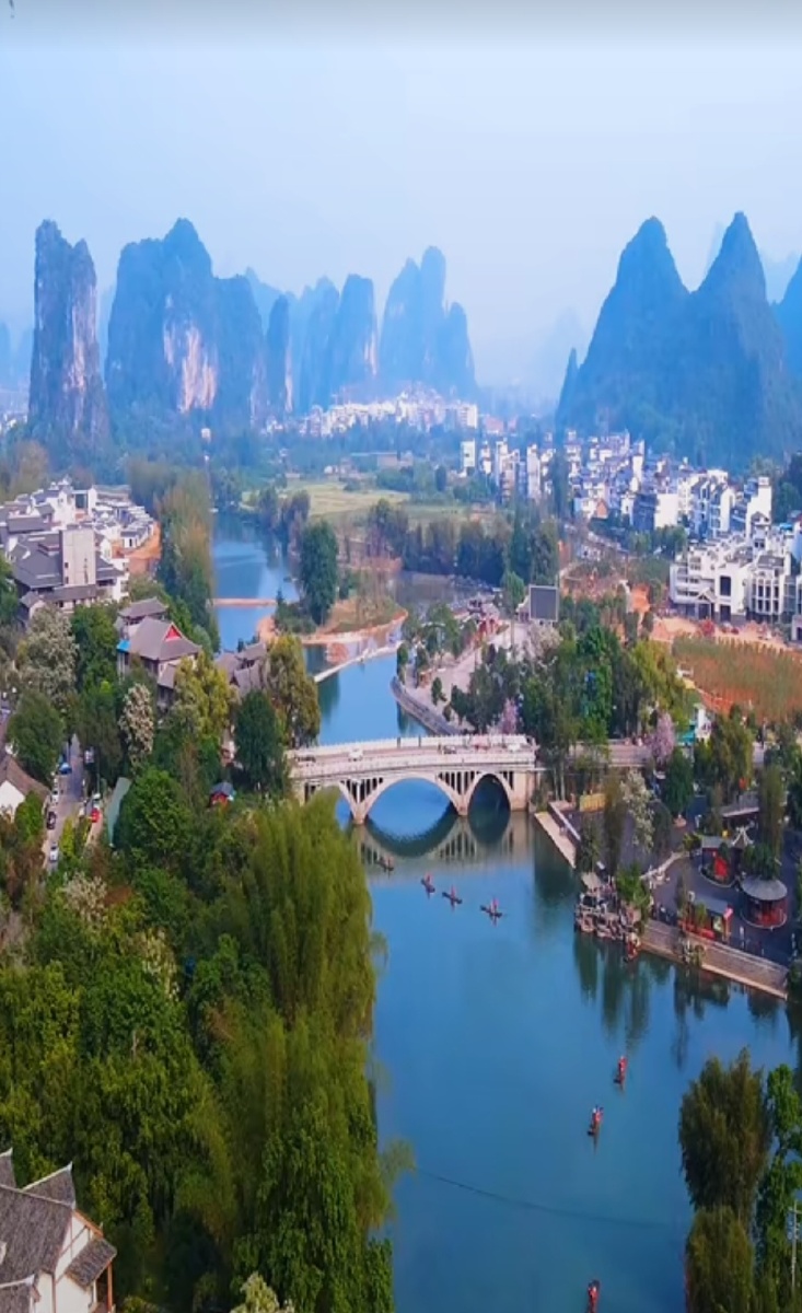 桂林山水甲天下烟雨漓江美如画