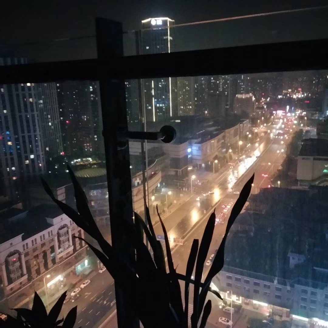 夜晚阳台和灯塔