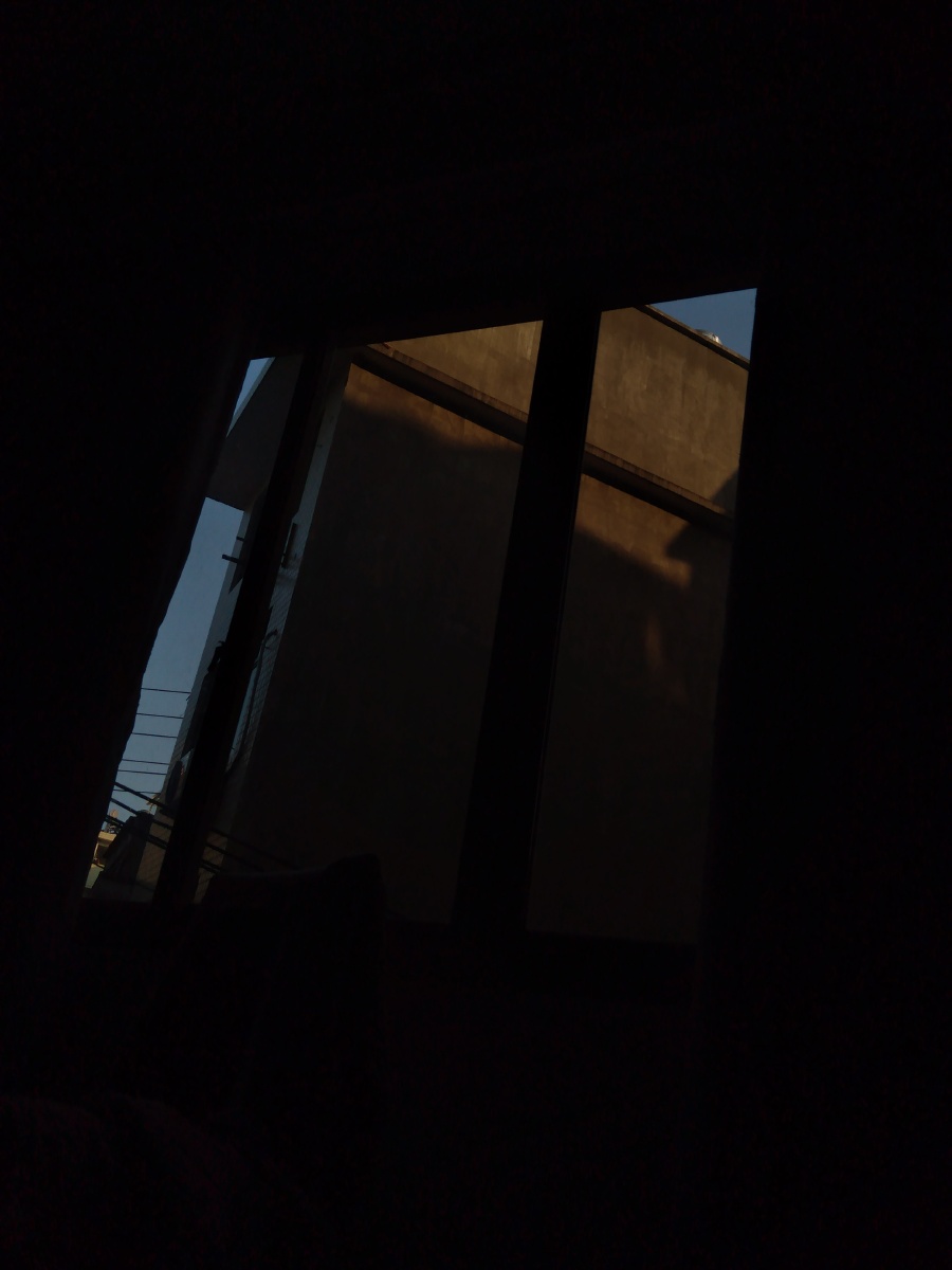 天黑了从窗户仰望天空