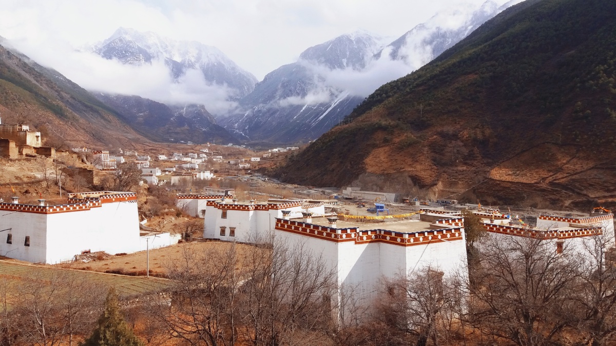 独特的白色藏房