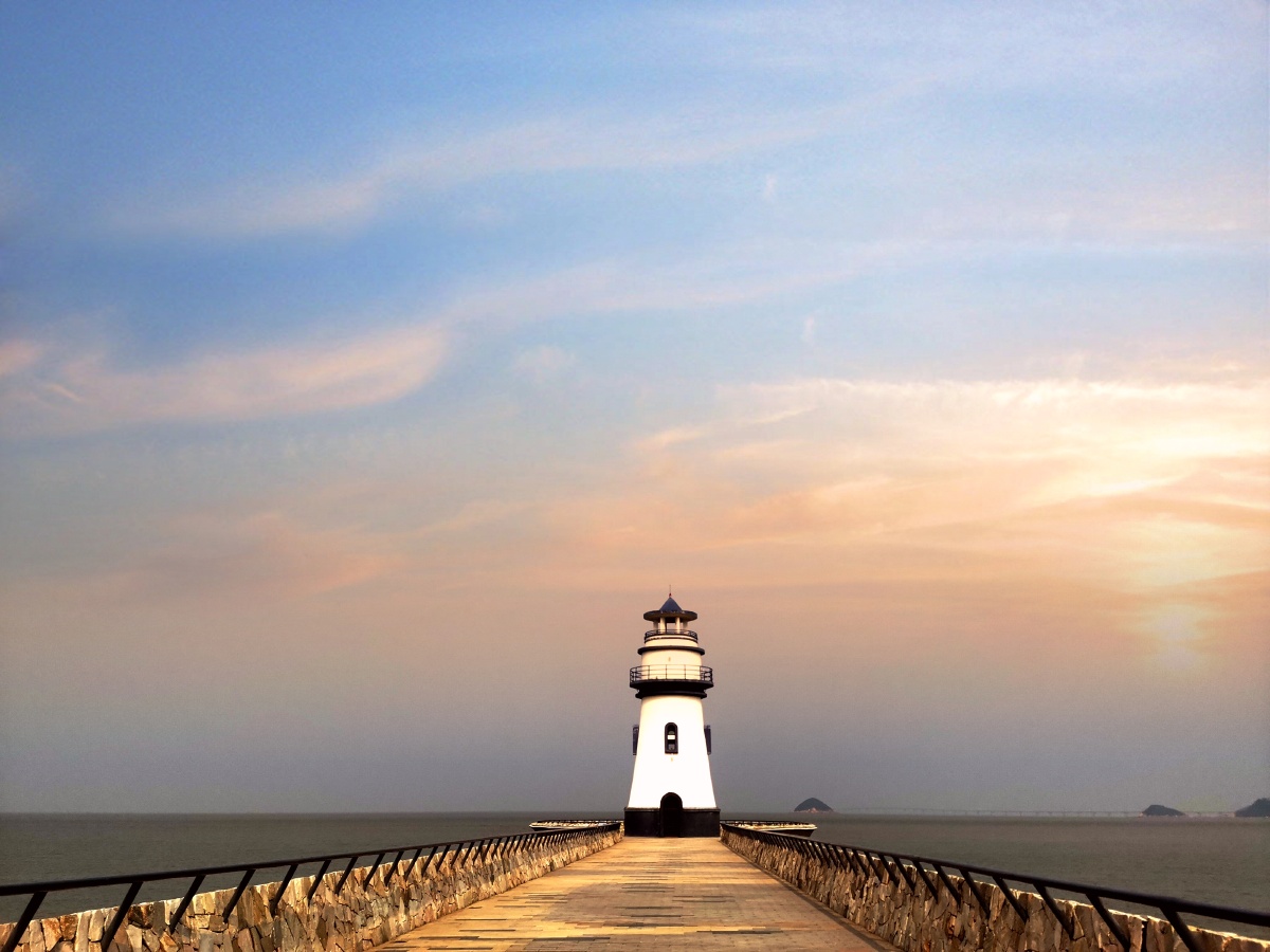 茫茫海上的一束光,如同人生中的指路灯.
