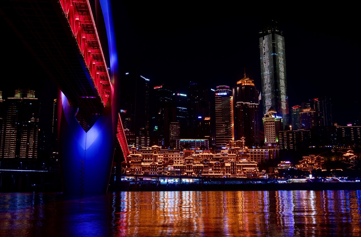 翻墙进去的,洪崖洞对面 - ehevison - 图虫