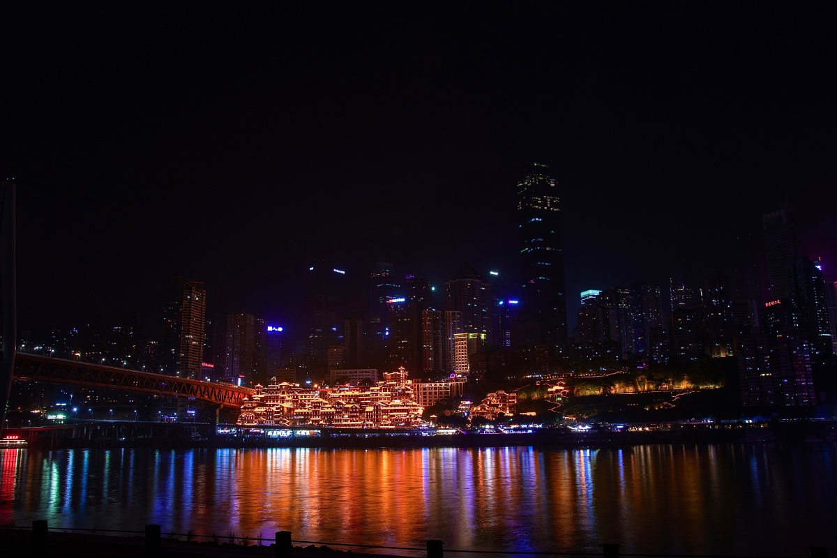 翻墙进去的,洪崖洞对面 - ehevison - 图虫