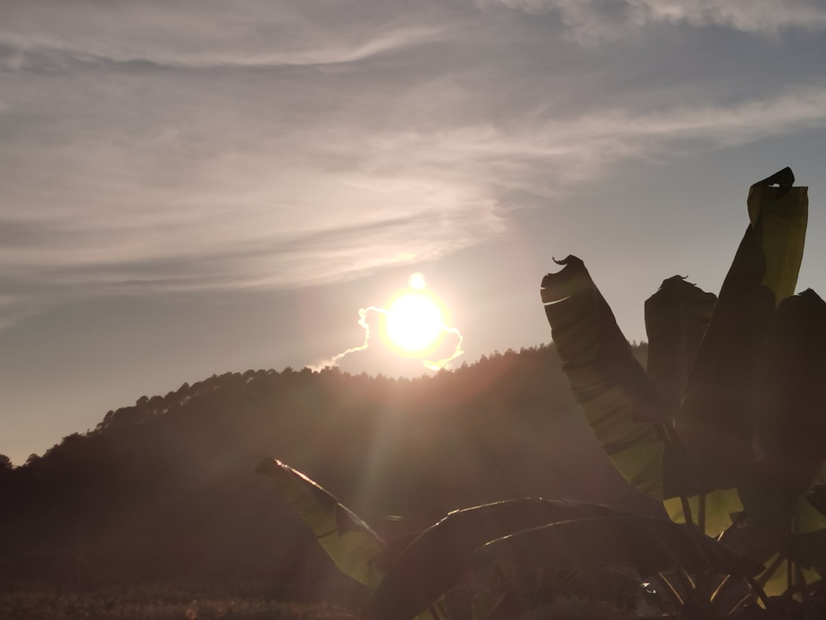 这个太阳放大看像个大火球