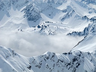 744829