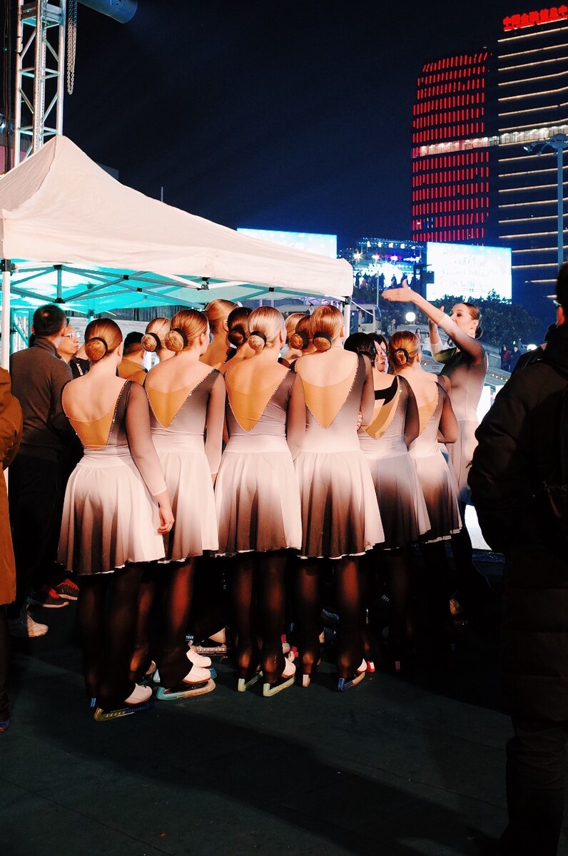 月亮韩红舞蹈视频,从歌词感受人生无常韩红:不会后悔当初选择