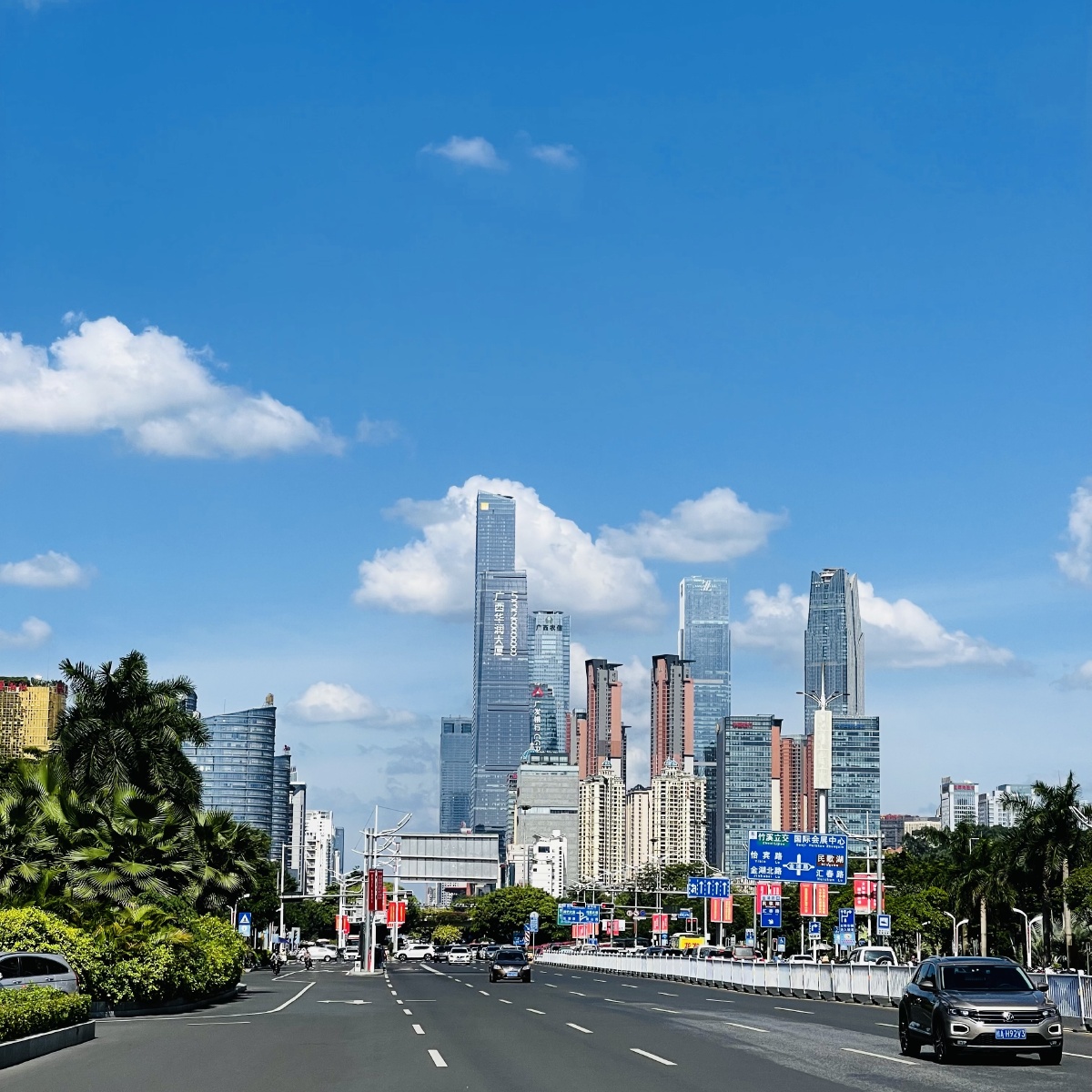 绿城之夏南宁是全国有名绿色宜居城市尽管夏天很热但蓝天白云之下的