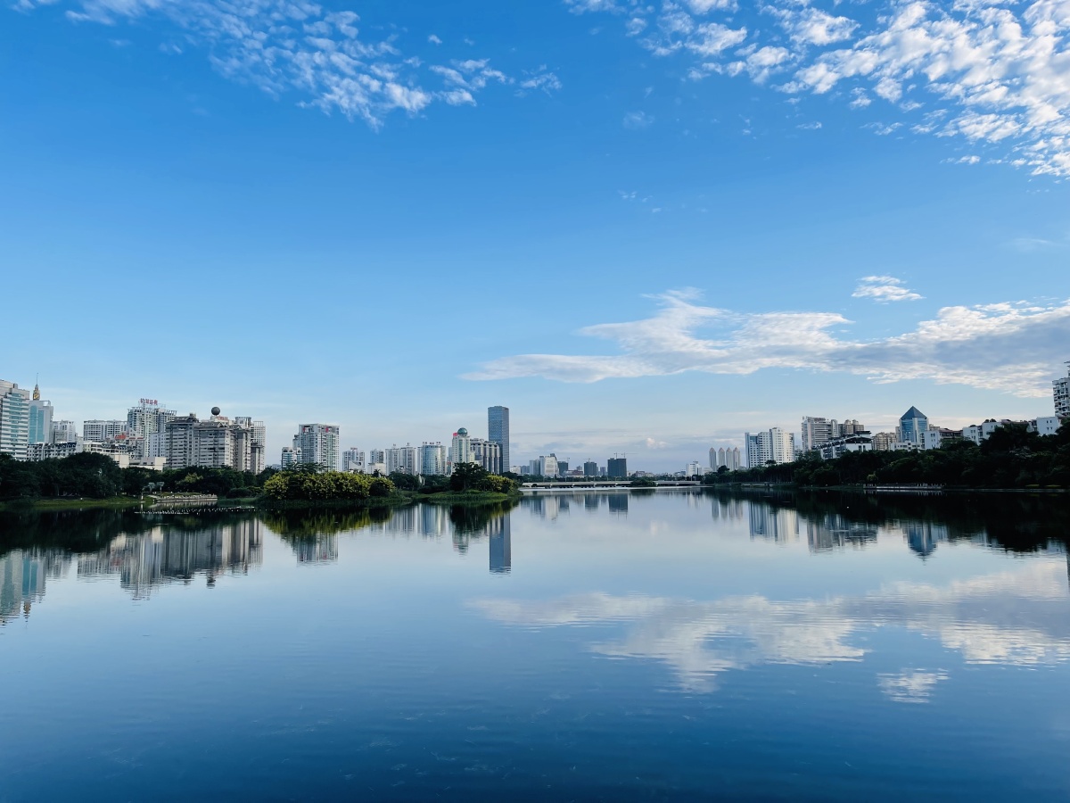 绿城之夏南宁是全国有名绿色宜居城市尽管夏天很热但蓝天白云之下的