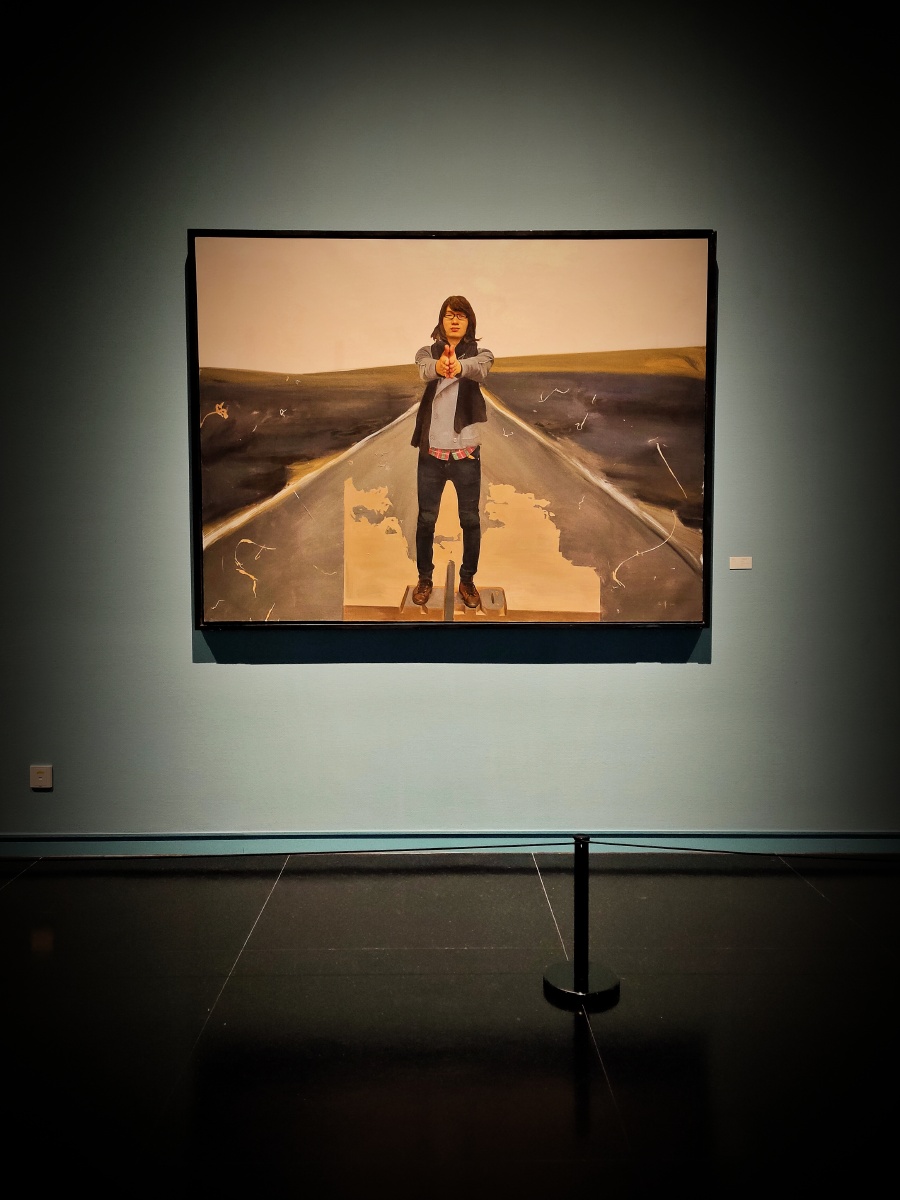 在静谧之中的聚光灯下看画展的形形色色的人