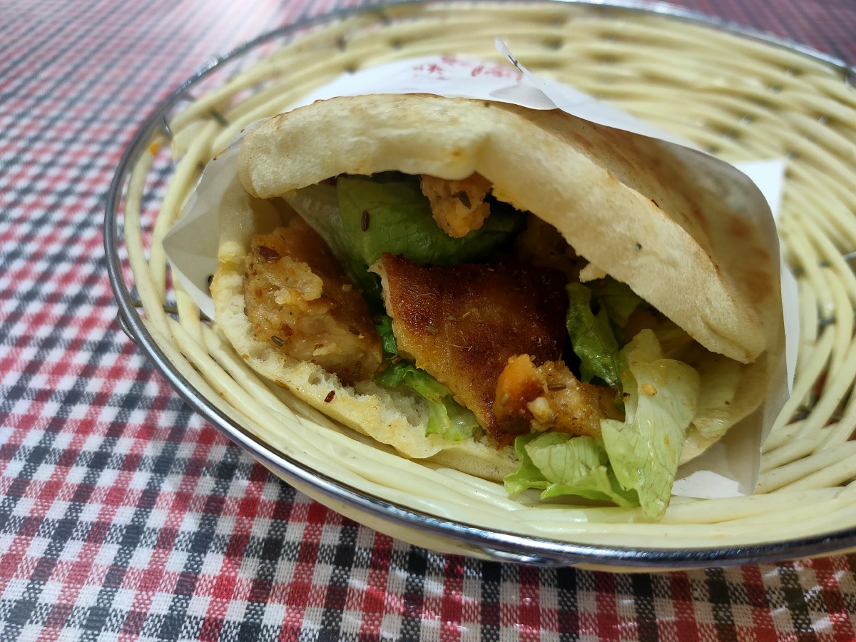 一碗很有味道的肉酱拌面和一个鸡排烧饼的晚餐