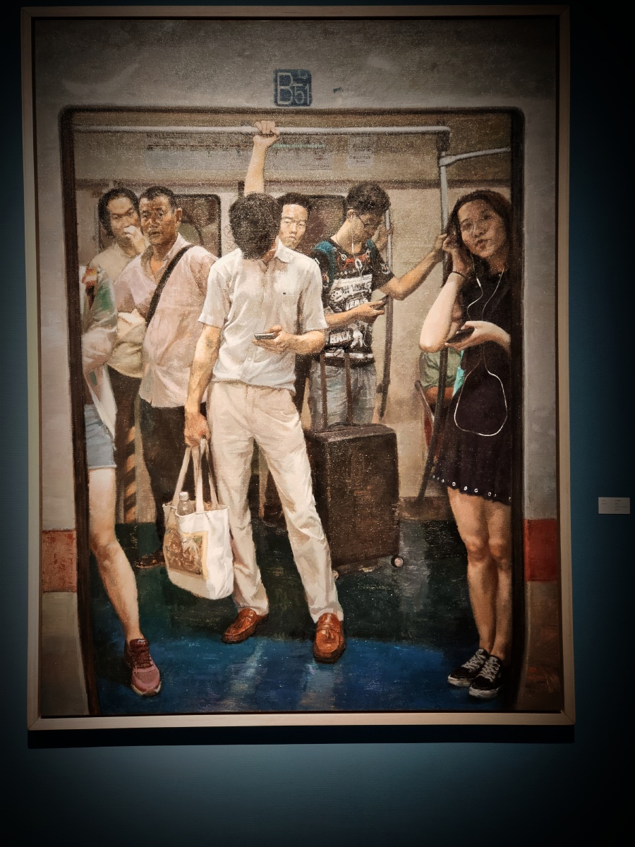 在静谧之中的聚光灯下看画展的形形色色的人