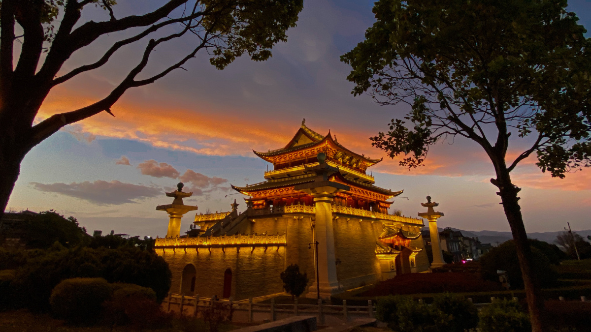 最后一抹斜阳扫到相机光孔时赶到大理文献楼.