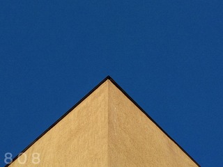 13598