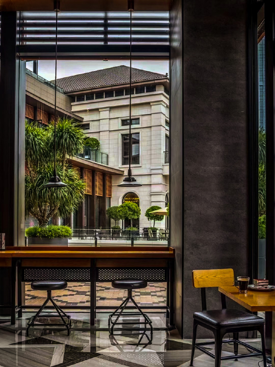 安静的咖啡馆享受片刻的宁静