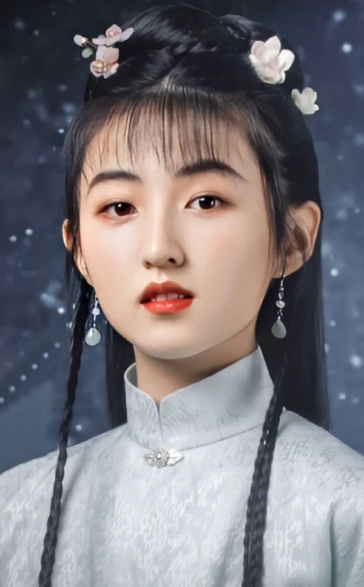 翠衣薄纱如花艳柳眉凤眼俏佳人