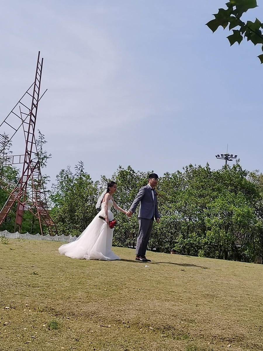 公园偶遇拍婚纱照的情侣