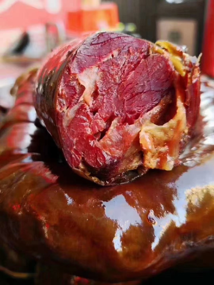 熏马肠已有几百年历史初冬开始哈萨克人家要屠宰牲畜备冬肉腌制熏干