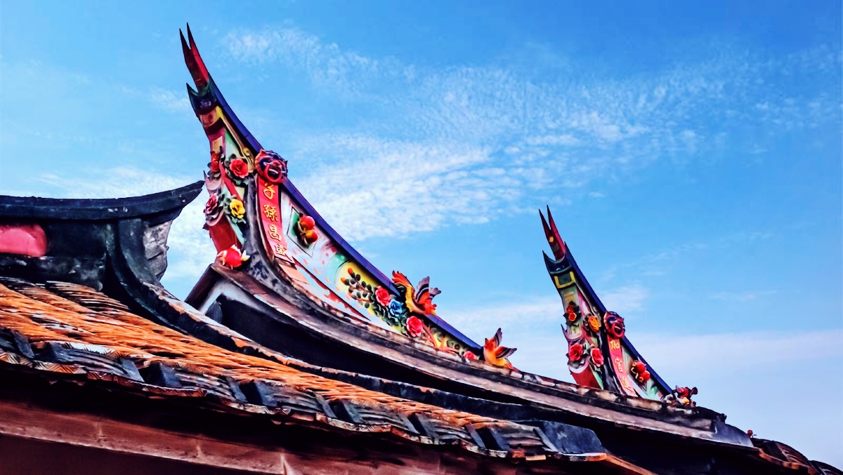 双翘燕尾脊三郎手机摄影双翘燕尾脊是闽南古民居传统建筑的特征之一