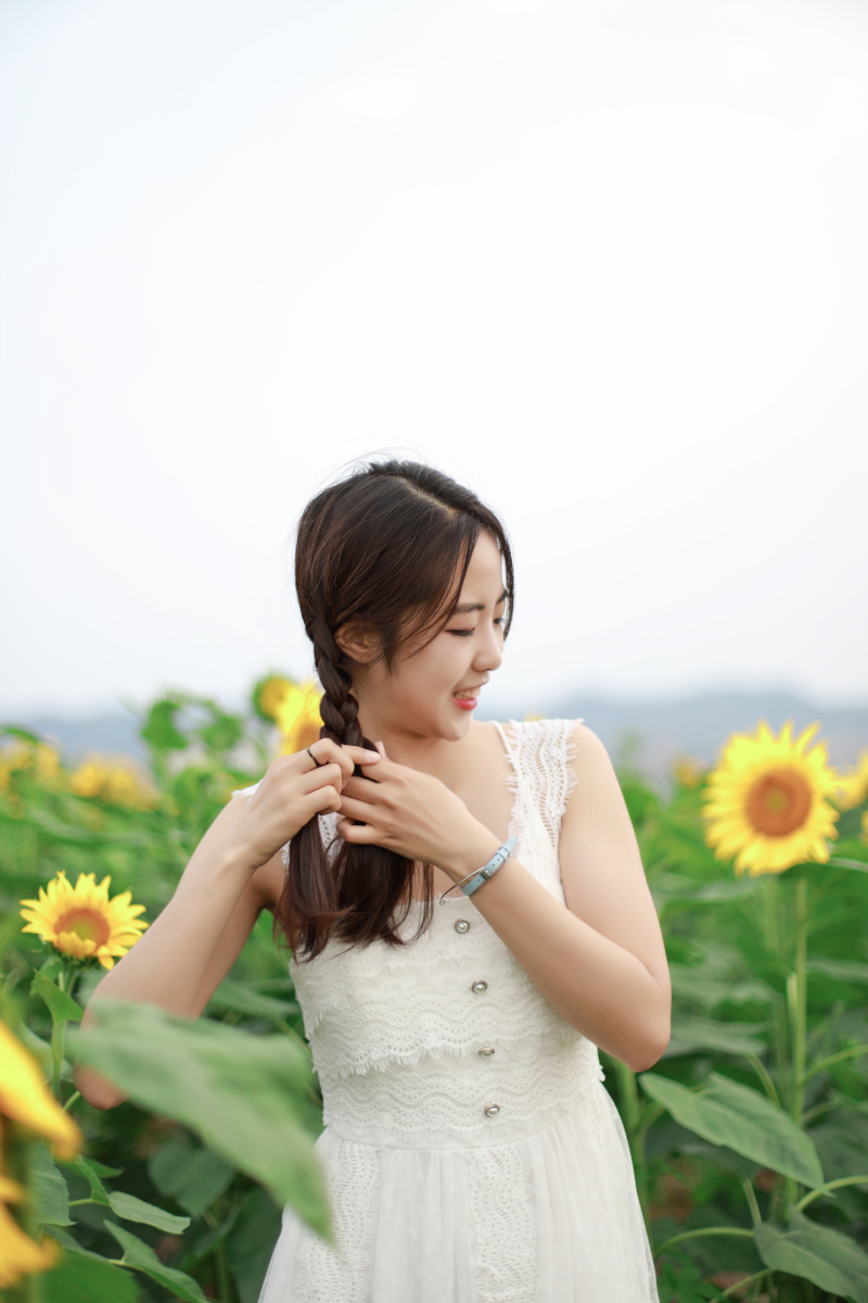 扎小辫子的少女
