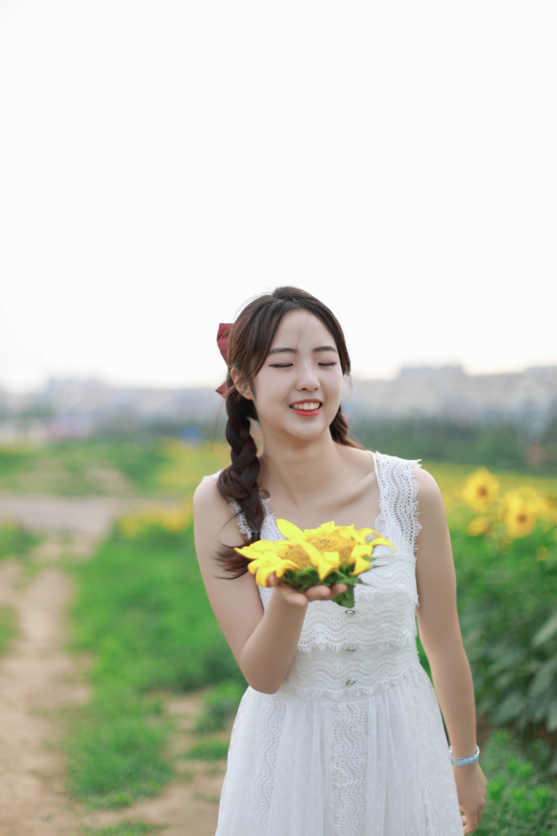 扎小辫子的少女