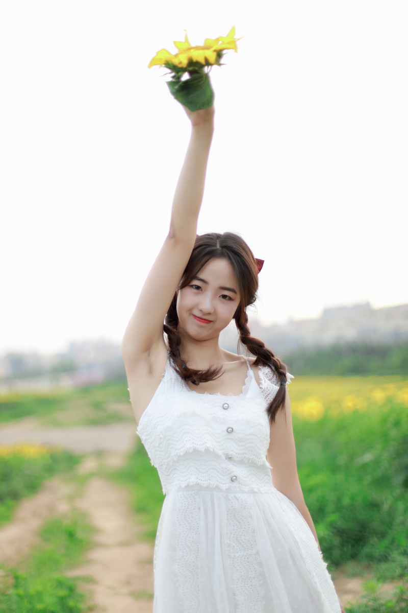 扎小辫子的少女