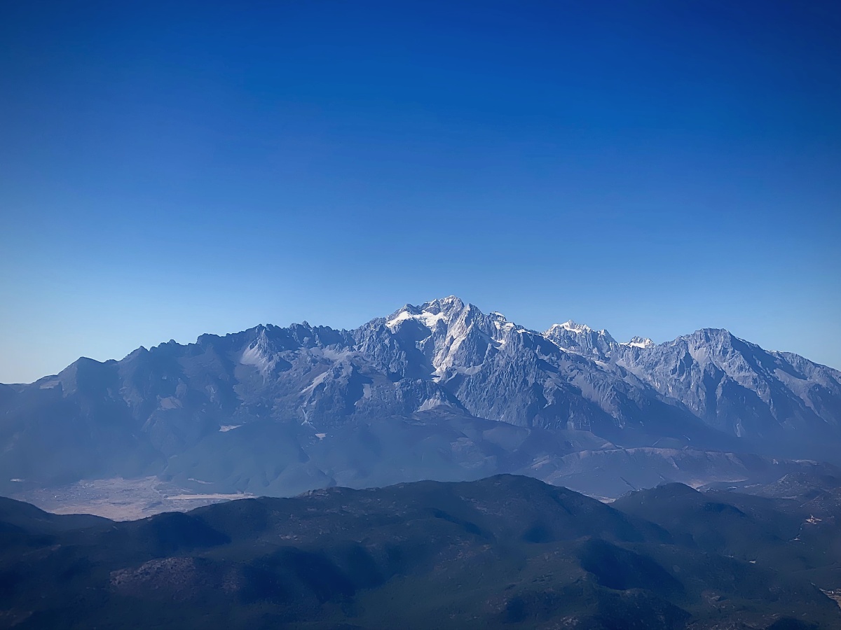 飞机降落航拍玉龙雪山