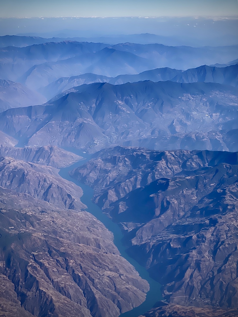 飞机降落航拍玉龙雪山
