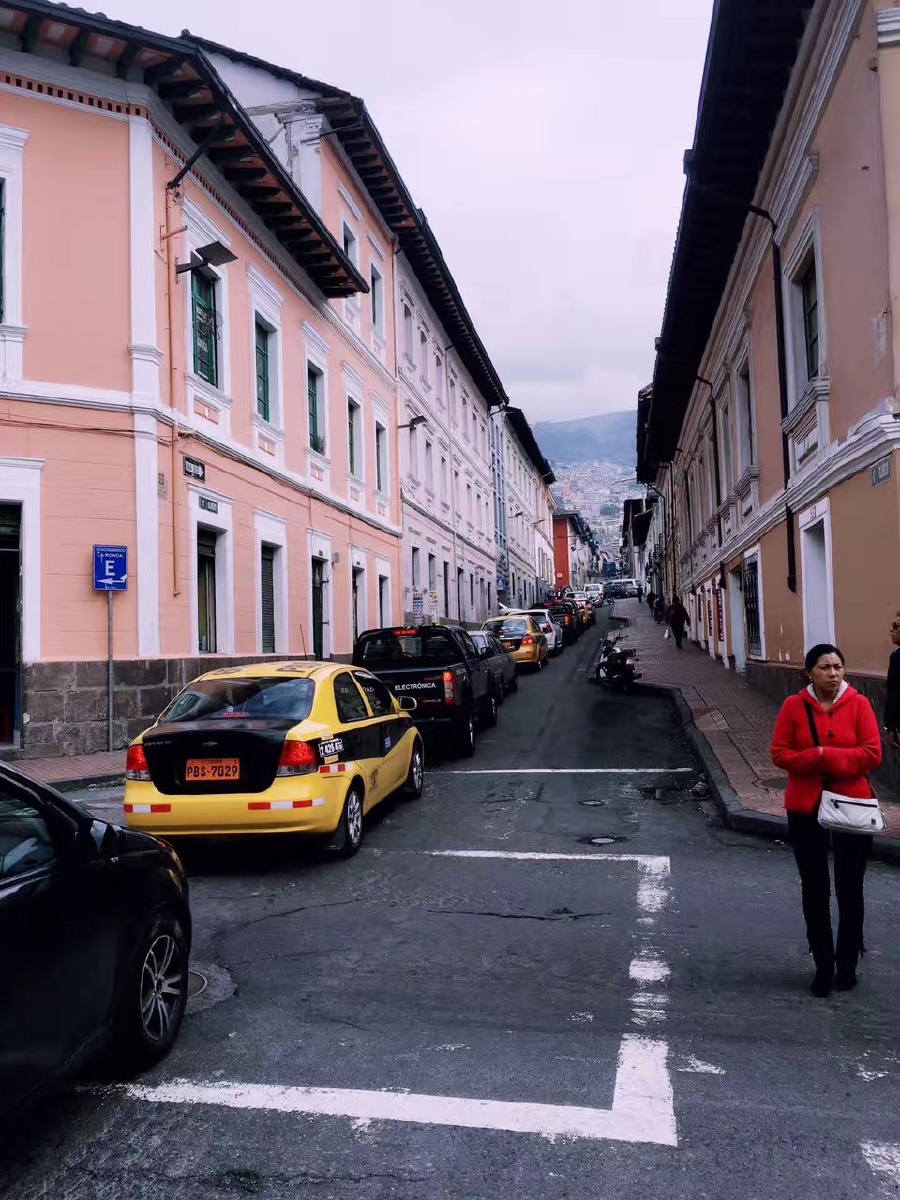 厄瓜多尔首都基多老城区街头一角