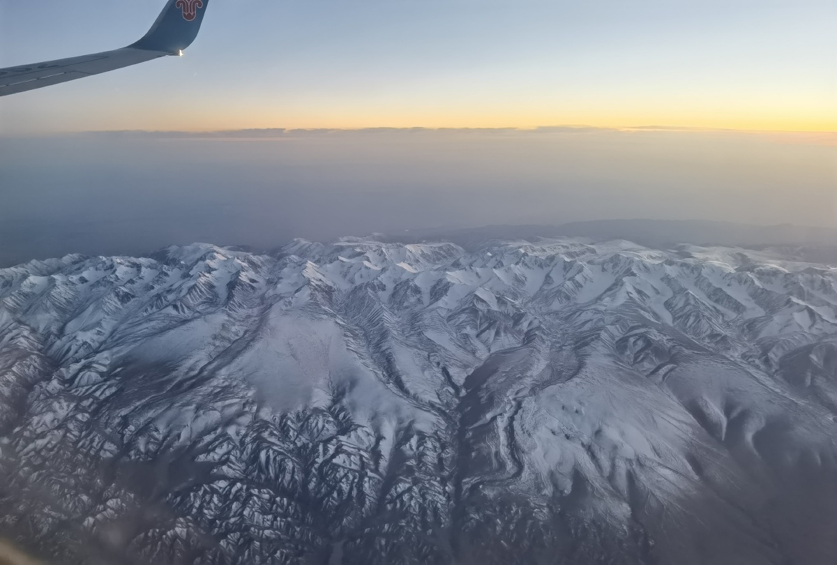 从飞机上拍的新疆天山山脉的雪山图