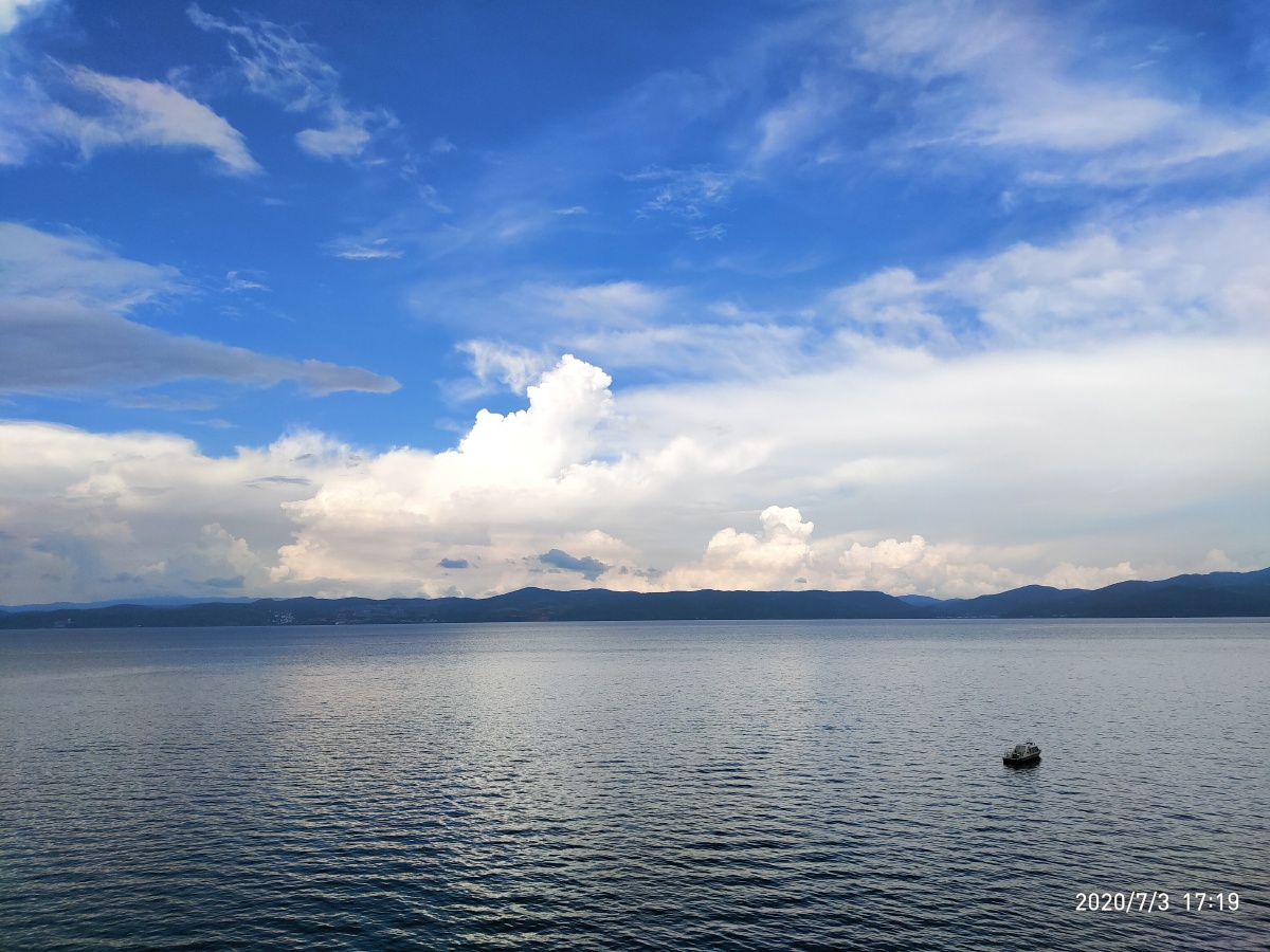 抚仙湖水光接天空气清新恬静舒适