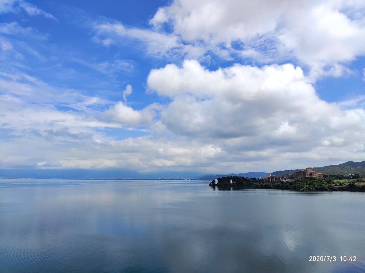 抚仙湖的蓝天白云.