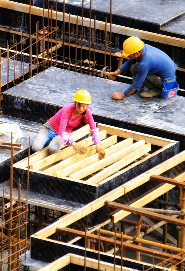 由于距离太远,焦距不够人物不太清晣,有感于有了他们的辛勤劳动使得