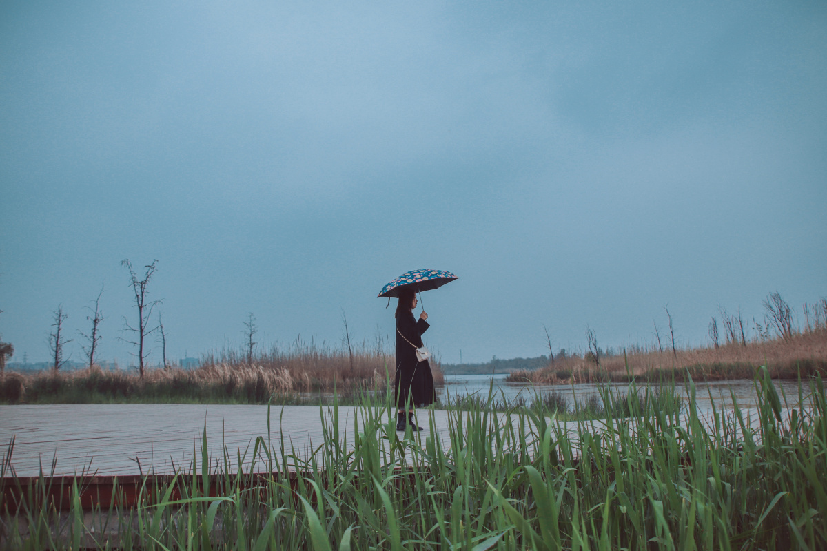 小河边人像下雨意境