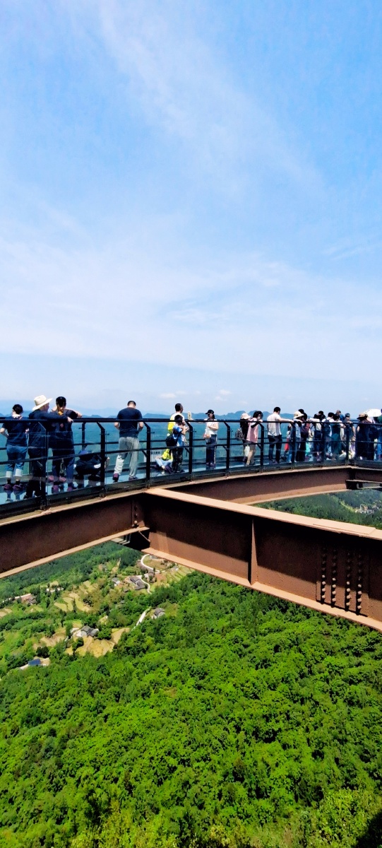 高空玻璃栈道位于剑门关景区大剑山主峰悬空玻璃观景台悬挑长为世界第
