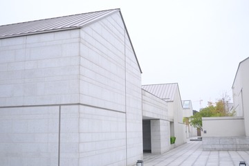 1904769
