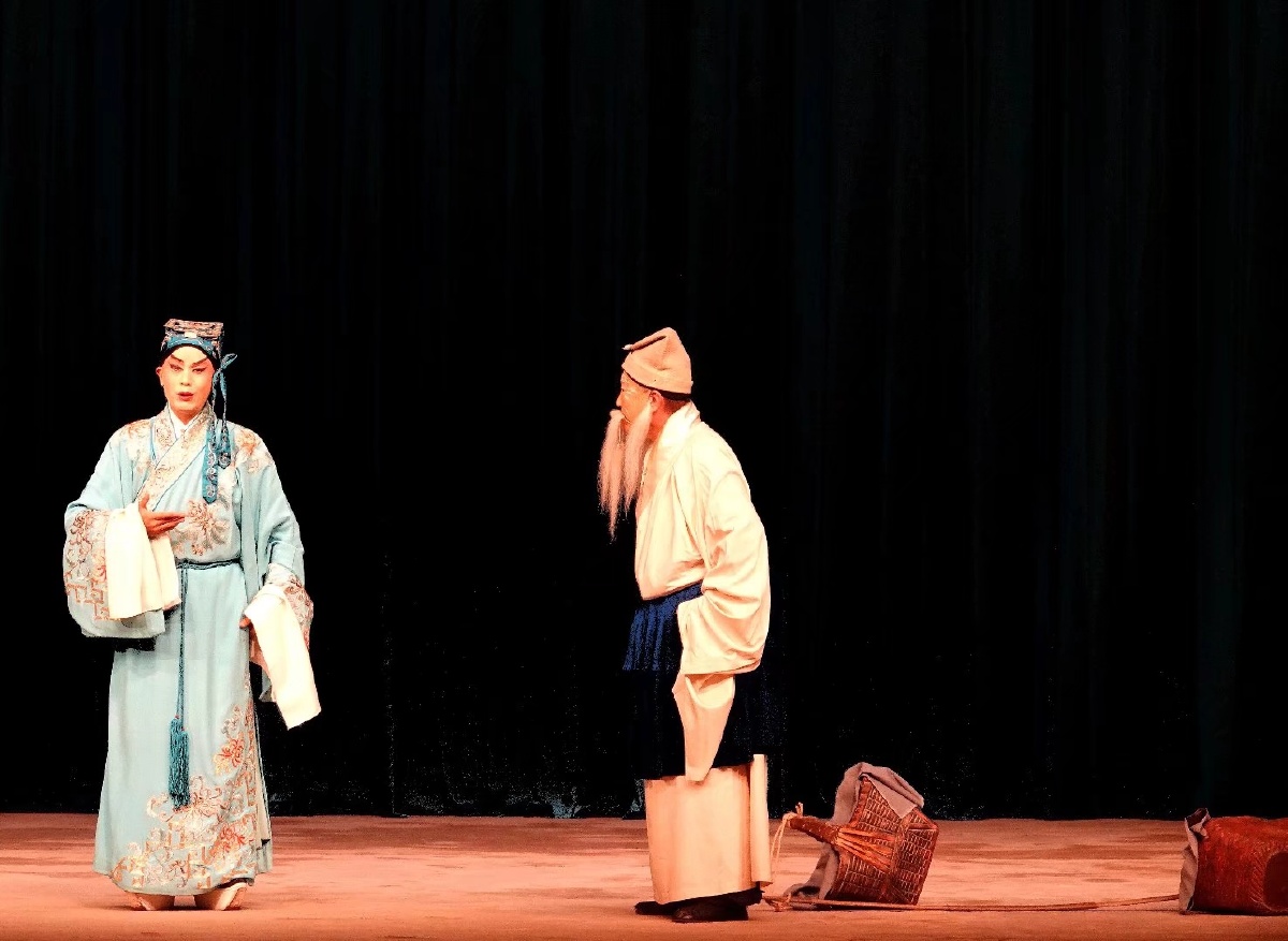 京剧《改容战父》剧照大连市京剧院演出演员:何玉郎一一岳峰饰瓜老一