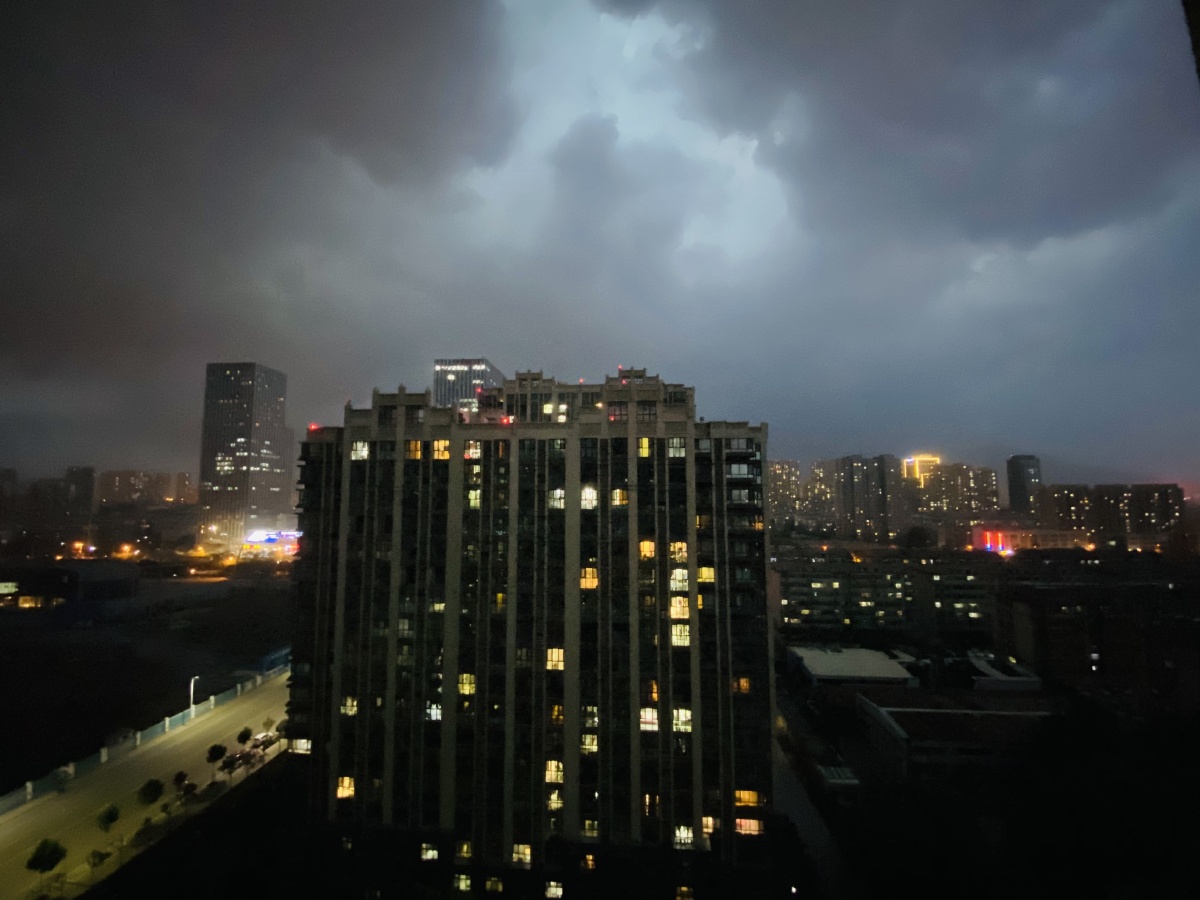 随手拍下雨的傍晚