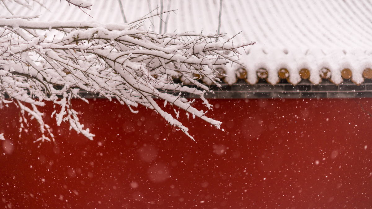 朱红色的建筑和雪天是绝配了