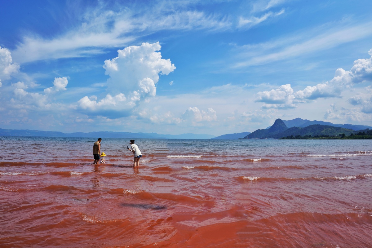 云南抚仙湖红沙滩 - 摄影师骑上小摩托 - 图虫