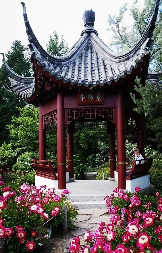 湖光山色景怡人亭台楼阁客栖身