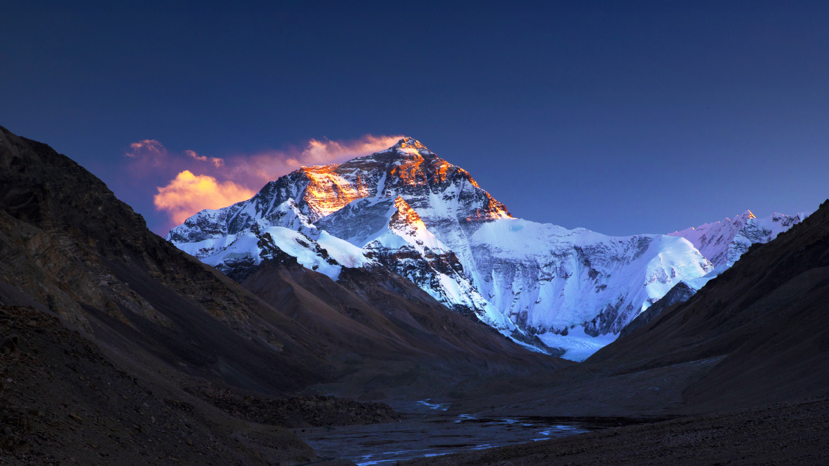 珠穆朗玛燃烧日照金山