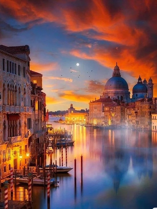 魔幻世界般傍晚的水城威尼斯