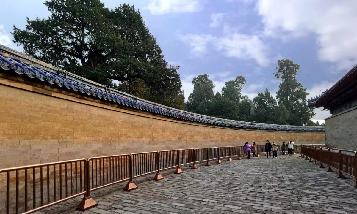 《回音壁》建于明代永乐年间,直径六十二米,琉璃瓦顶的圆环形围墙.