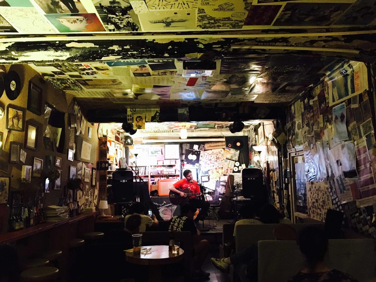 69酒吧在南锣鼓巷一处不起眼的巷子里,这里的现场很舒服,可惜就快要搬